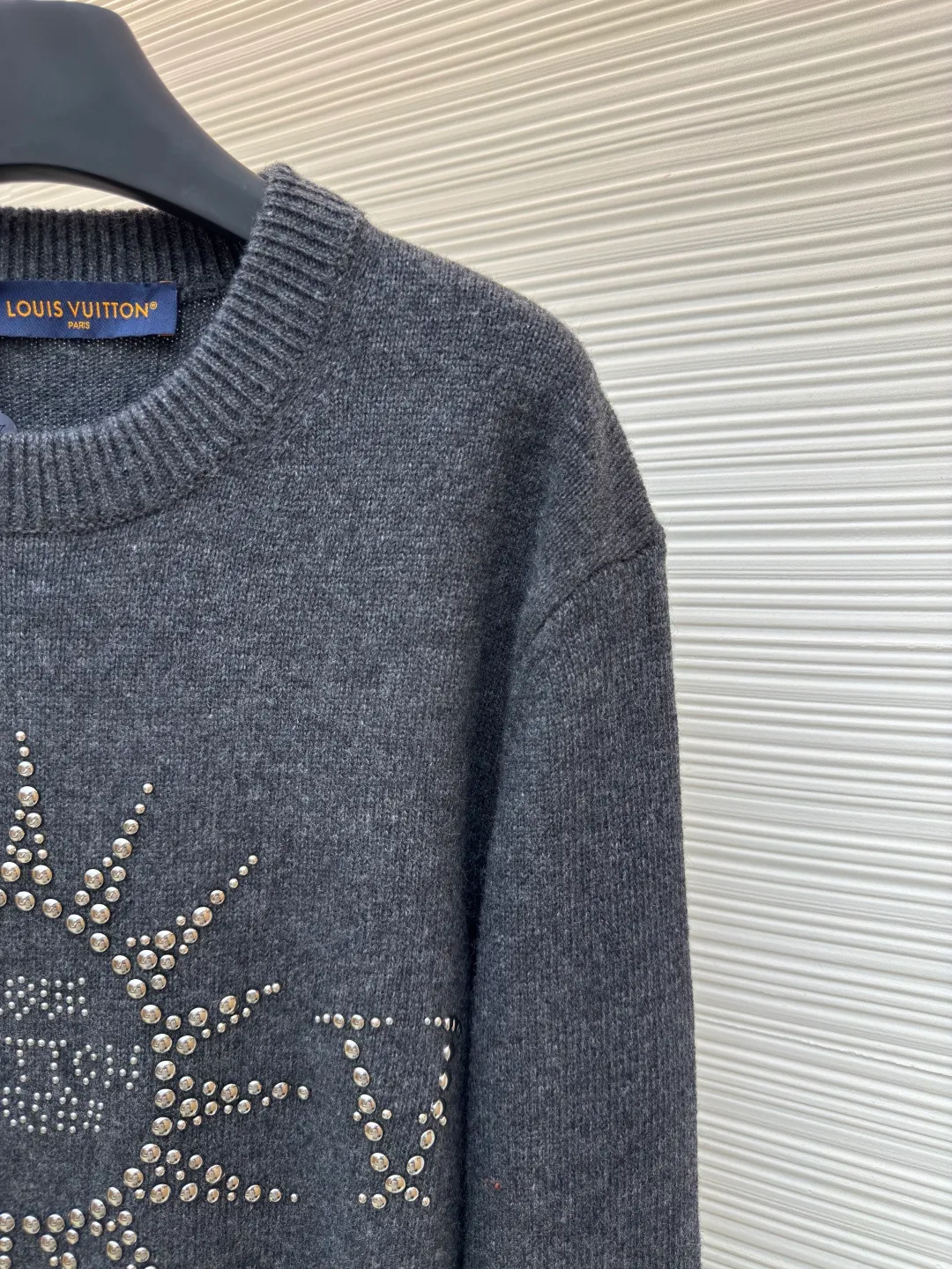 LOUIS VUITTON Sun-permed woolen sweater ●Authentic product: Purchased and developed at 16600 ●Item No.: 1680608-B70 ●Fabric: wool fabric ●Technology: Perm-perm production ●Version: Fitted version ●Weight: about 645 grams ●Size: XS-S-M-L ●Description: Zhenpin goat hair is woven, and the woolen wool fabric has very good thermal insulation properties. Due to the natural warmth of the wool fiber, the woolen wool fabric can stay warm in the cold winter; in addition, the woolen wool fabric has good breathability, even in a humid environment. You won’t feel stuffy. Secondly, woolen wool fabrics are also very soft and comfortable. Due to the natural softness of wool fibers, woolen wool fabrics are very soft to the touch and very comfortable to wear. Also, the texture of woolen wool fabrics is also very soft and will not irritate the skin. This ironing drill is extremely heavy-duty. There are 6 groups of beads of different sizes on it, so it is particularly easy to move. The overall workmanship is very complex. Heat-capacitive glue is added to the embroidery. It needs to be hot-glued to ensure quality. The checkerboard pattern needs to be positioned so it is fast. Each process of the whole dress is slow and time-consuming. The overall wiring is straight and delicate, the fabric is comfortable and soft, and the color is consistent without color difference. It can be matched with the same style to create a fashionable look and control various occasions. Customized accessories, complete three standards, the same style for men and women!